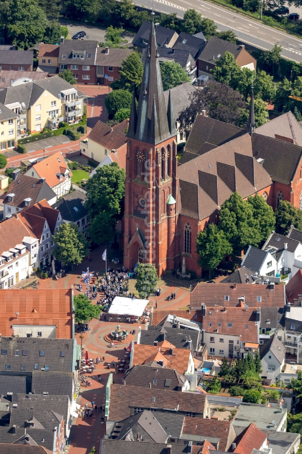 Haltern am See aus der Vogelperspektive: Kirchengebäude der katholischen St. Sixtus Kirche am Marktplatz in Haltern am See im Bundesland Nordrhein-Westfalen