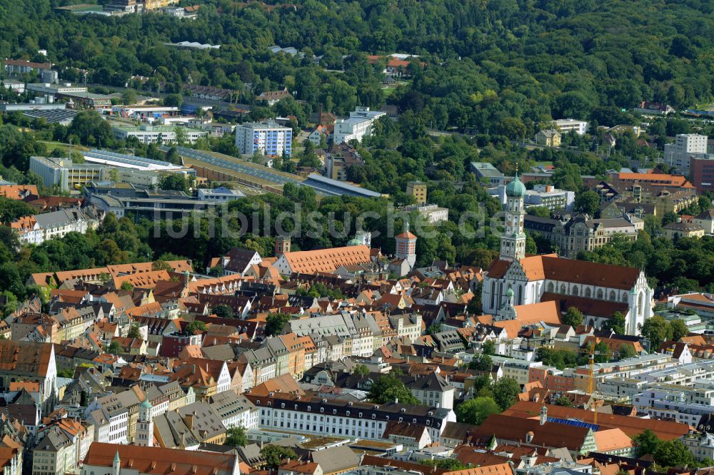 Augsburg von oben - Kirchengebäude der katholischen Stadtpfarrkirche Basilika St. Ulrich und Afra im südlichen Altstadt- Zentrum in Augsburg im Bundesland Bayern