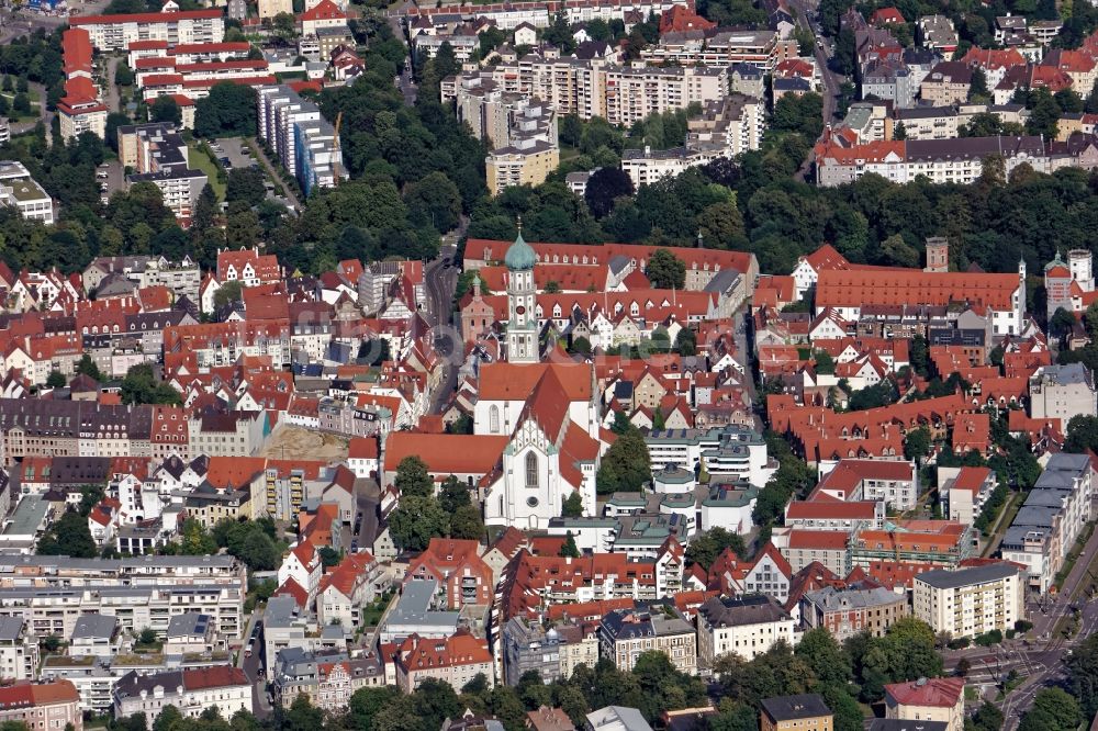 Luftaufnahme Augsburg - Kirchengebäude der katholischen Stadtpfarrkirche Basilika St. Ulrich und Afra und Tagungszentrum im südlichen Altstadt- Zentrum in Augsburg im Bundesland Bayern