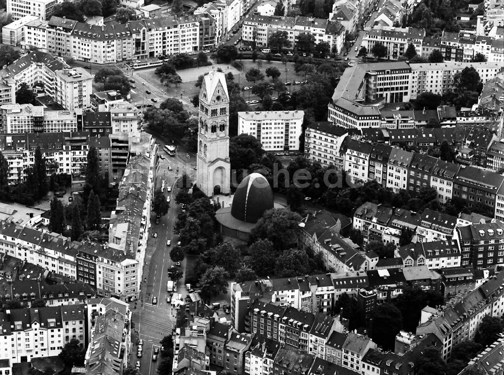 Düsseldorf von oben - Kirchengebäude der Katholisches Pfarramt St. Rochus am Rochusmarkt in Düsseldorf im Bundesland Nordrhein-Westfalen, Deutschland