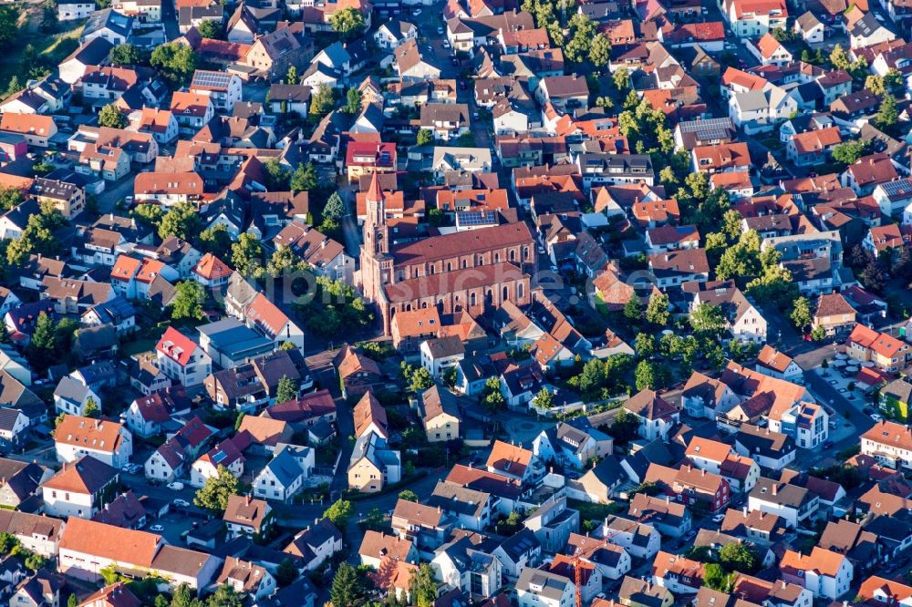 Rheinstetten von oben - Kirchengebäude des Katholisches Pfarramt St. Ulrich Mörsch in der Dorfmitte im Ortsteil Mörsch in Rheinstetten im Bundesland Baden-Württemberg, Deutschland