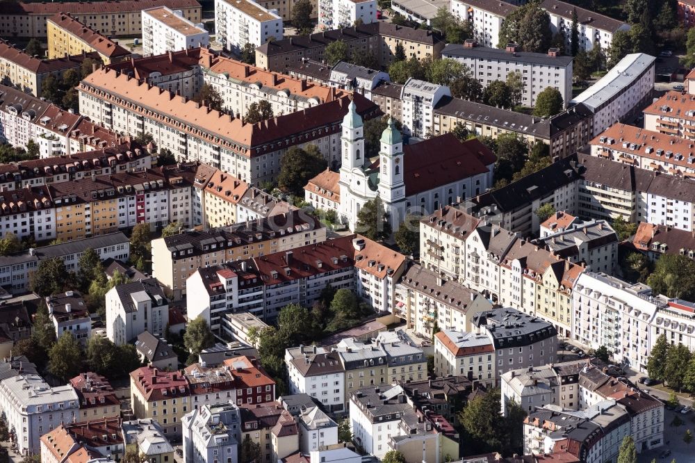 München von oben - Kirchengebäude Kath.Pfarramt St.Franziskus in München im Bundesland Bayern, Deutschland