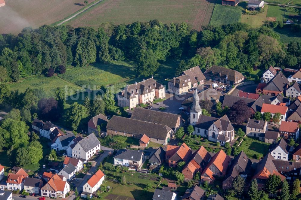 Marienmünster aus der Vogelperspektive: Kirchengebäude der St. Kilian-Kirche im Ortsteil Vörden in Marienmünster im Bundesland Nordrhein-Westfalen, Deutschland