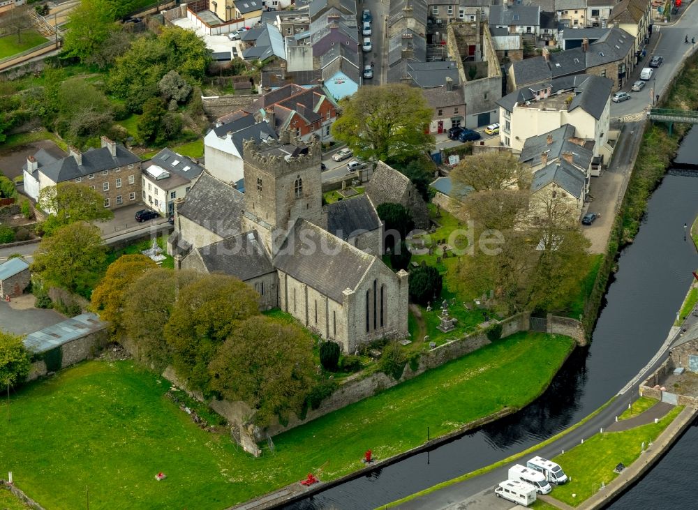 Killaloe von oben - Kirchengebäude in Killaloe in Clare, Irland