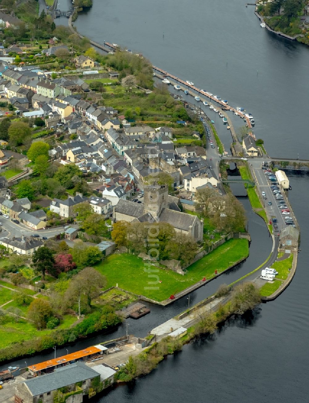 Killaloe aus der Vogelperspektive: Kirchengebäude in Killaloe in Clare, Irland