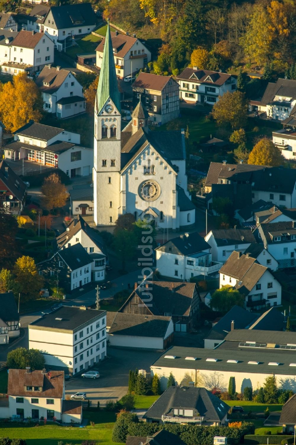 Heggen von oben - Kirchengebäude der Kirche St. Antonius Einsiedler Heggen im Dorfzentrum von Heggen im Bundesland Nordrhein-Westfalen