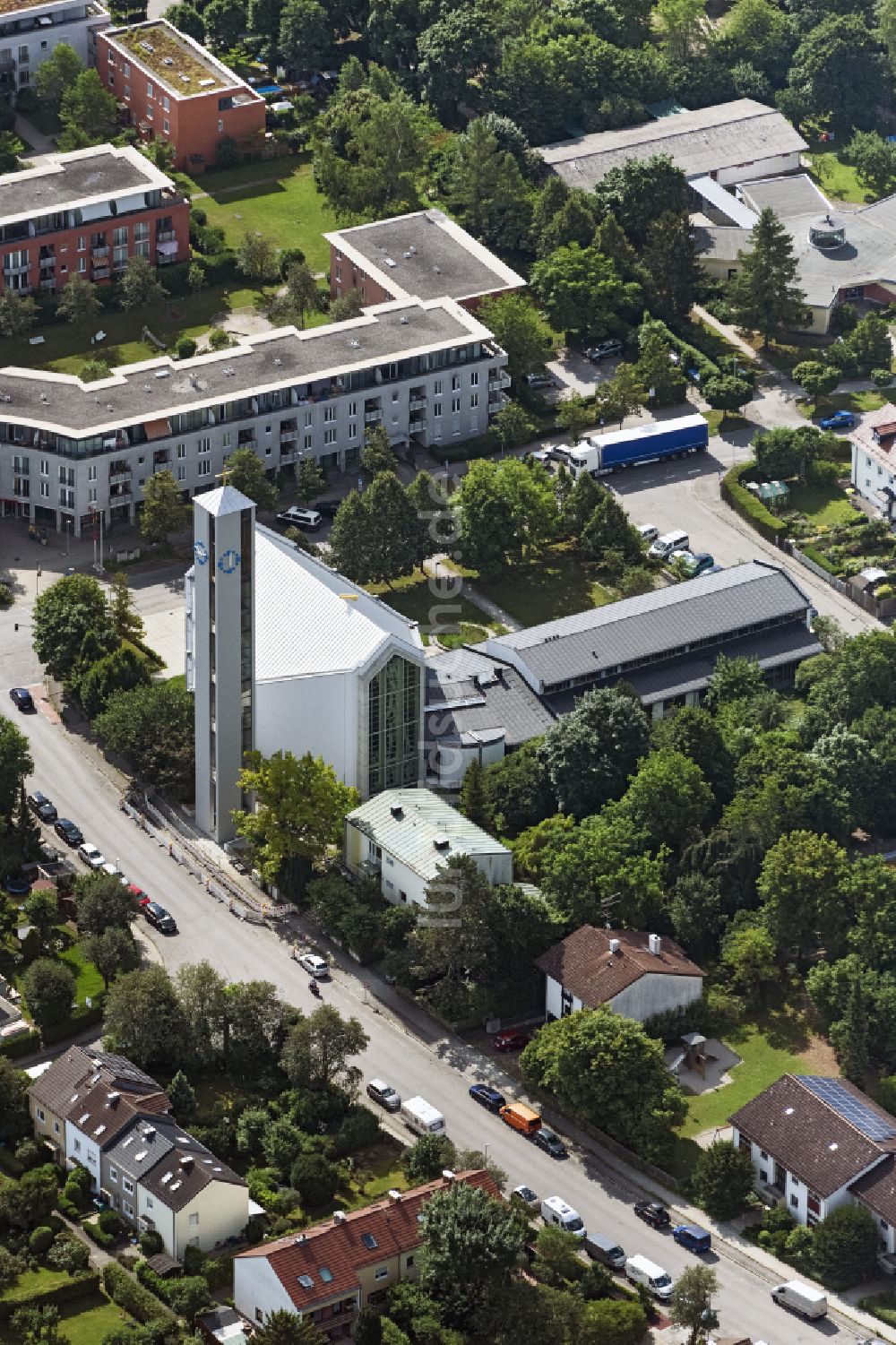 Fürstenfeldbruck von oben - Kirchengebäude Kirche St. Bernhard in Fürstenfeldbruck im Bundesland Bayern, Deutschland