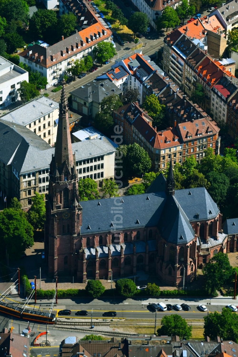 Karlsruhe aus der Vogelperspektive: Kirchengebäude Kirche St. Bernhard in Karlsruhe im Bundesland Baden-Württemberg, Deutschland