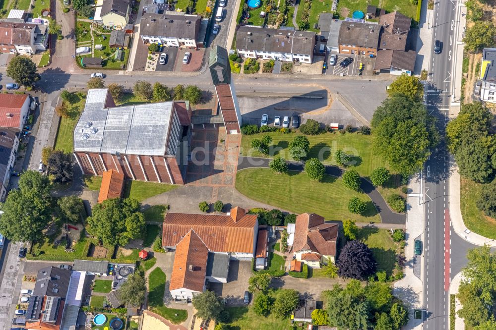 Bönen aus der Vogelperspektive: Kirchengebäude der Kirche St. Bonifatius in Bönen im Bundesland Nordrhein-Westfalen, Deutschland