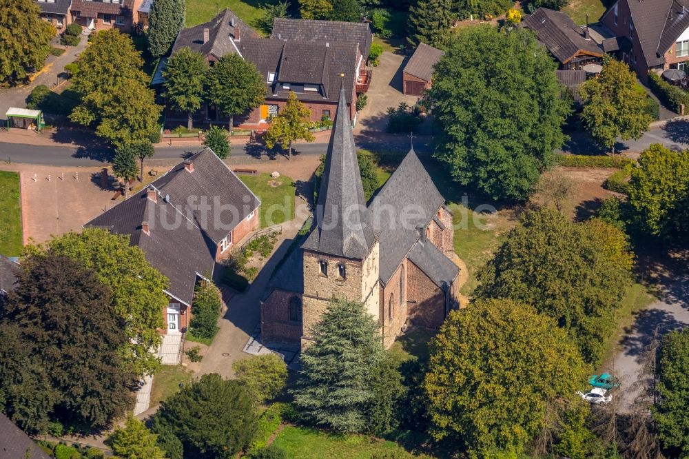 Luftbild Hünxe - Kirchengebäude der Kirche Drevenack in Hünxe im Bundesland Nordrhein-Westfalen, Deutschland