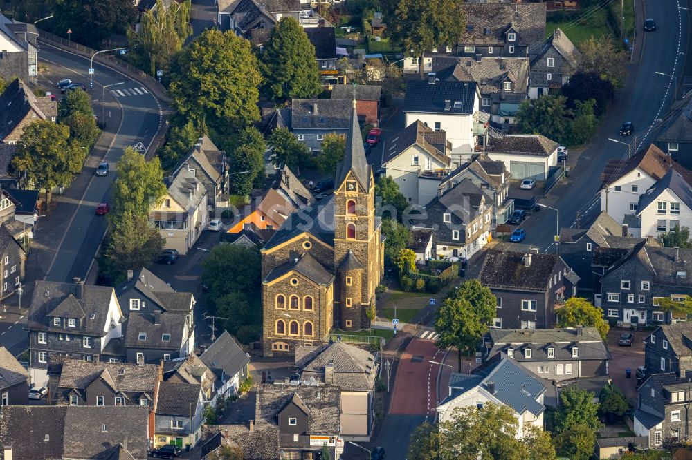 Luftaufnahme Eiserfeld - Kirchengebäude der Kirche Eiserfeld an der Freiengründer Straße in Eiserfeld im Bundesland Nordrhein-Westfalen