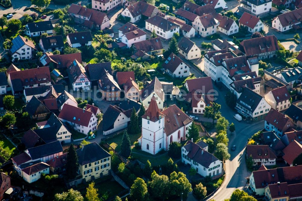 Keltern aus der Vogelperspektive: Kirchengebäude der Ev. Kirche in Ellmendingen in der Dorfmitte im Ortsteil Ellmendingen in Keltern im Bundesland Baden-Württemberg, Deutschland