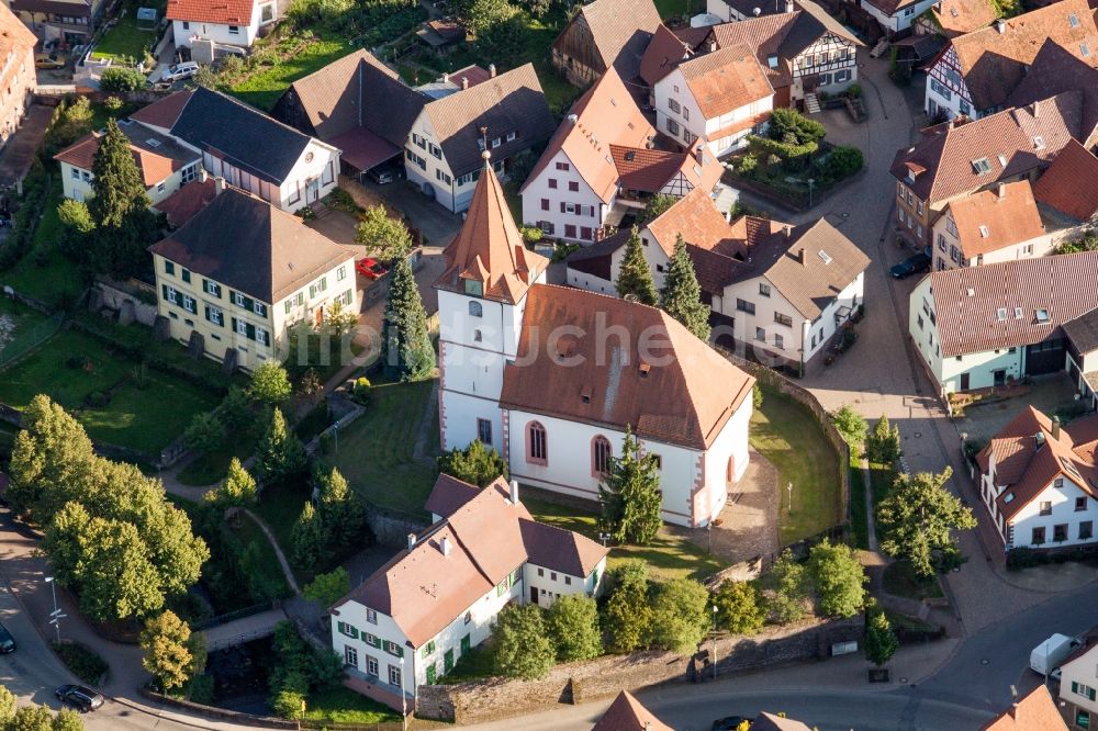 Luftbild Keltern - Kirchengebäude der Ev. Kirche in Ellmendingen in der Dorfmitte im Ortsteil Ellmendingen in Keltern im Bundesland Baden-Württemberg, Deutschland