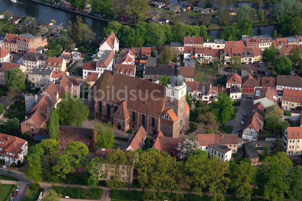 Brandenburg an der Havel von oben - Kirchengebäude Kirche St.-Gotthardt in Brandenburg an der Havel im Bundesland Brandenburg, Deutschland