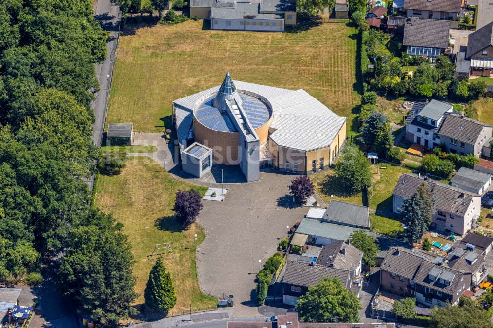 Dortmund von oben - Kirchengebäude der Kirche Heilig Kreuz in Dortmund im Bundesland Nordrhein-Westfalen, Deutschland