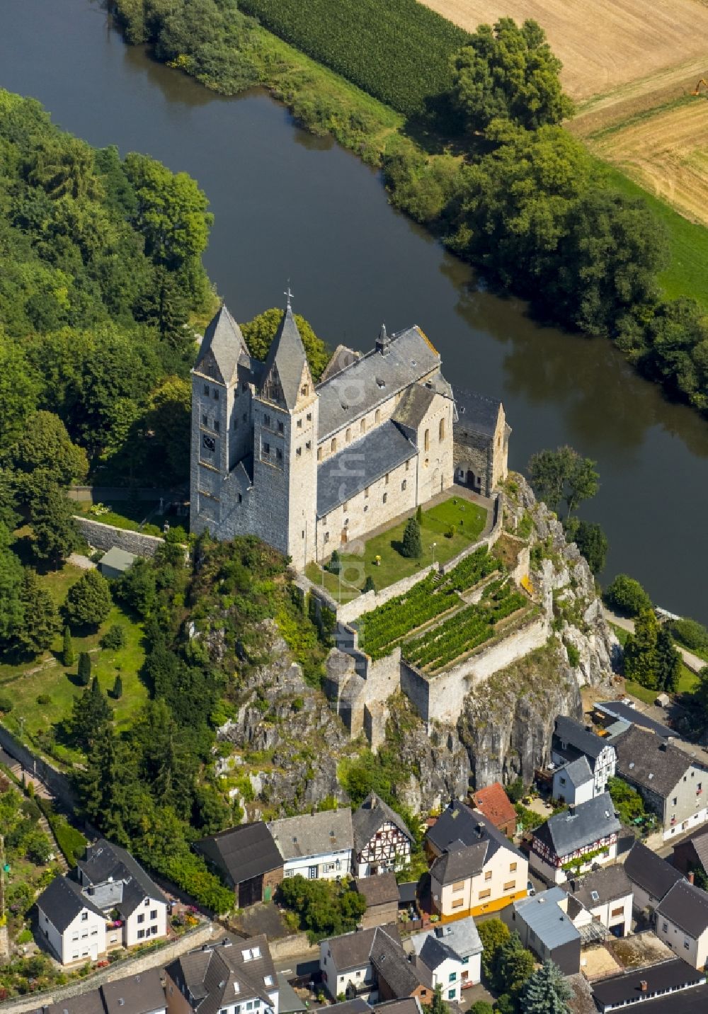 Limburg an der Lahn aus der Vogelperspektive: Kirchengebäude der Kirche auf dem Herrenberg in Limburg an der Lahn im Bundesland Hessen