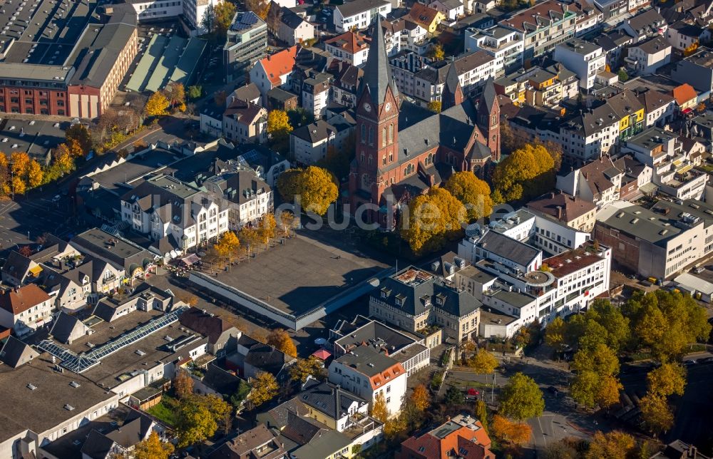 Neheim von oben - Kirchengebäude der Kirche St. Johannes Baptist am Neheimer Markt im Altstadt- Zentrum von Neheim im Bundesland Nordrhein-Westfalen