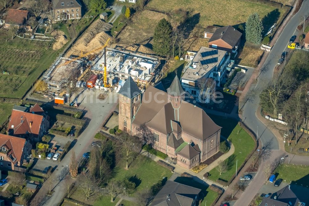 Dinslaken von oben - Kirchengebäude der Kirche St. Johannes Auf der Brey in Dinslaken im Bundesland Nordrhein-Westfalen, Deutschland