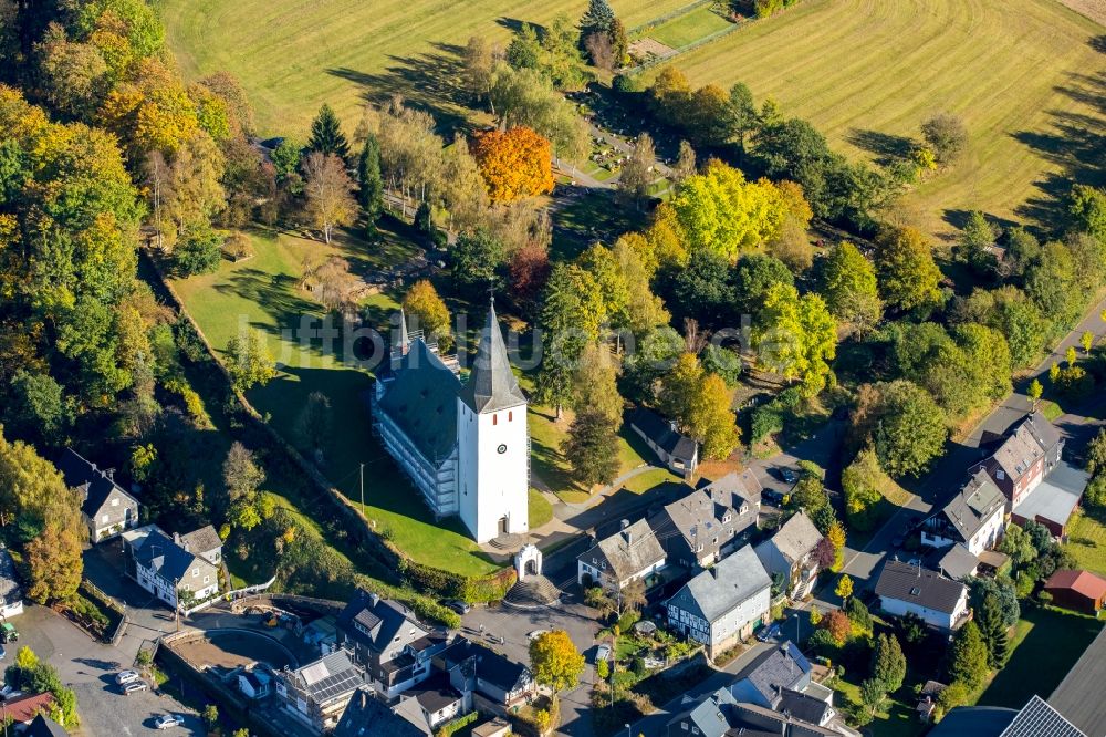 Netphen aus der Vogelperspektive: Kirchengebäude der Kirche am Kirchrain in Netphen im Bundesland Nordrhein-Westfalen