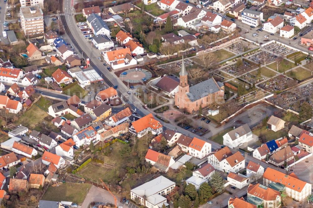 Luftbild Linkenheim-Hochstetten - Kirchengebäude der Ev. Kirche Linkenheim im Ortsteil Linkenheim in Linkenheim-Hochstetten im Bundesland Baden-Württemberg, Deutschland