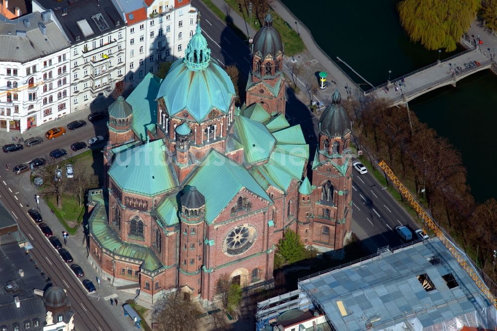 München aus der Vogelperspektive: Kirchengebäude der Kirche St. Lukas in München im Bundesland Bayern, Deutschland