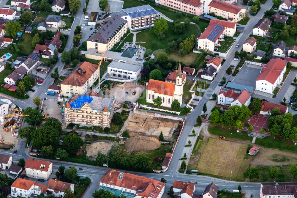 Luftaufnahme Mengkofen - Kirchengebäude Kirche Mariä Verkündigung und PhysioKlinik im Aitrachtal GmbH in Mengkofen im Bundesland Bayern, Deutschland