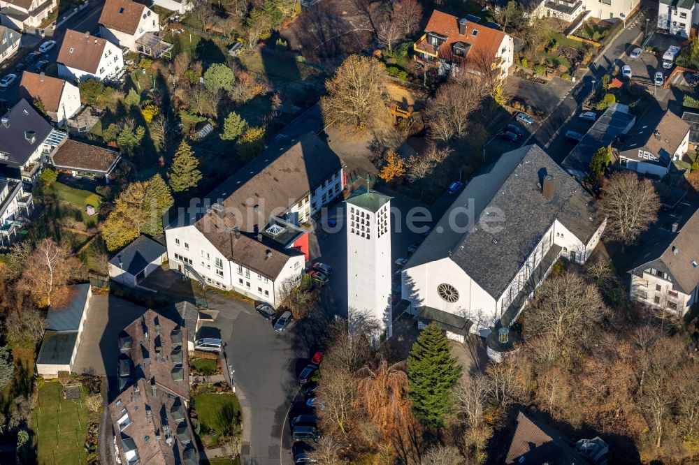 Lüdenscheid von oben - Kirchengebäude der Kirche Maria Königin in Lüdenscheid im Bundesland Nordrhein-Westfalen, Deutschland