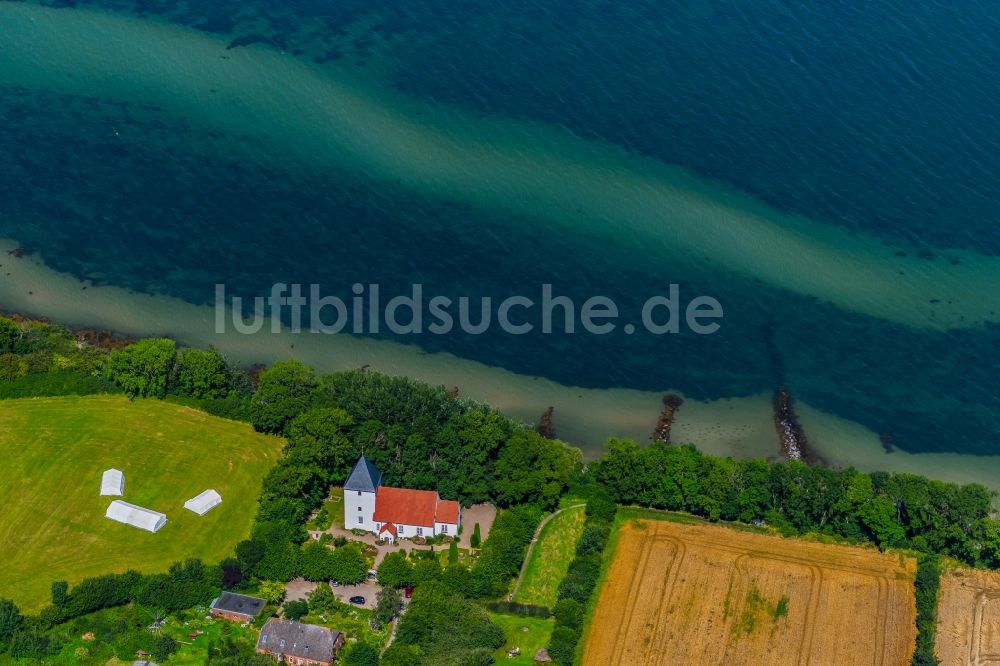 Luftaufnahme Neukirchen - Kirchengebäude Kirche Neukirchen in Neukirchen im Bundesland Schleswig-Holstein, Deutschland