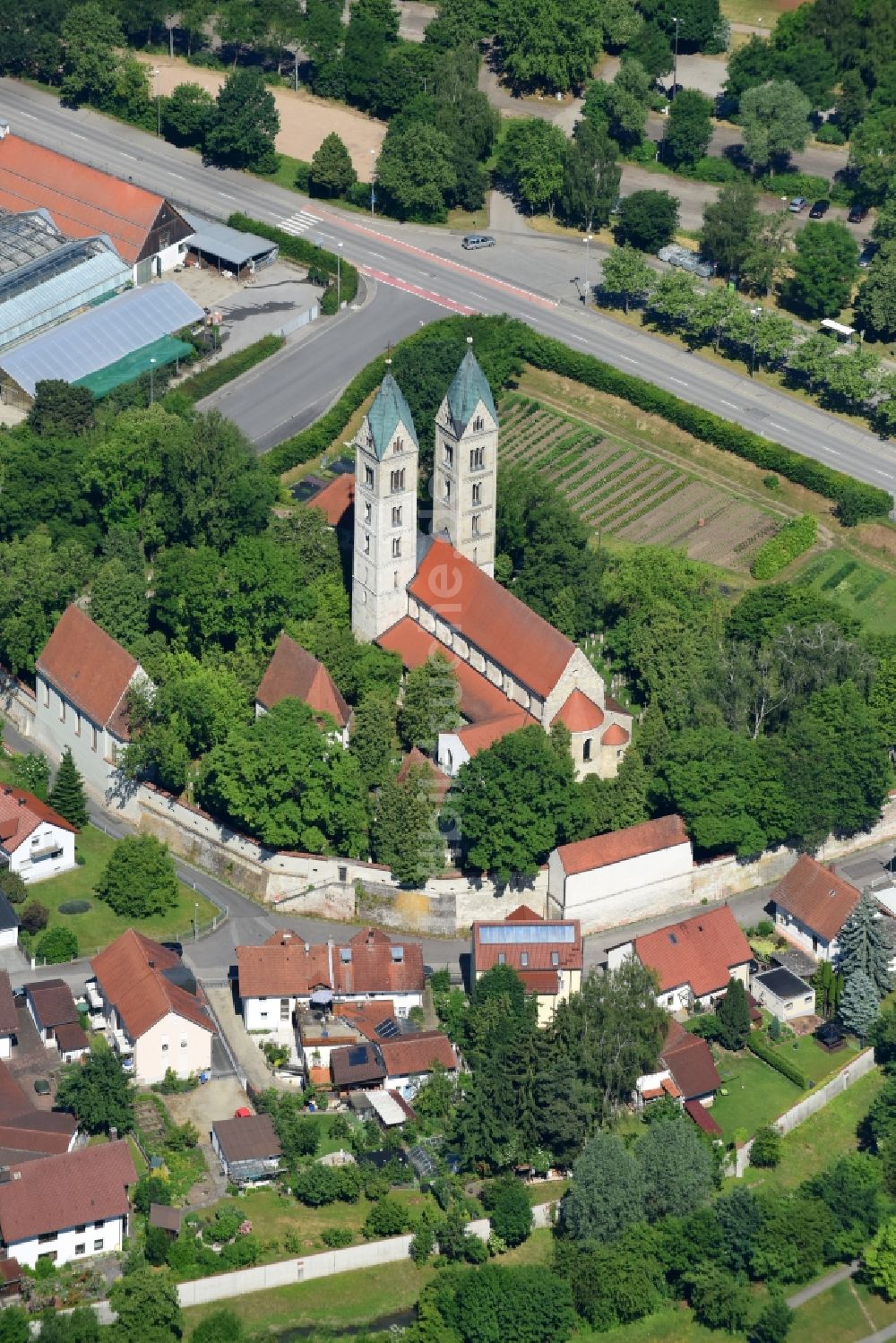 Luftaufnahme Straubing - Kirchengebäude der Kirche St. Nikola an der St.-Nikola-Straße in Straubing im Bundesland Bayern, Deutschland