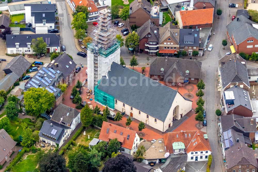 Luftaufnahme Hamminkeln - Kirchengebäude der Kirche St. Patritius in Hamminkeln im Bundesland Nordrhein-Westfalen, Deutschland