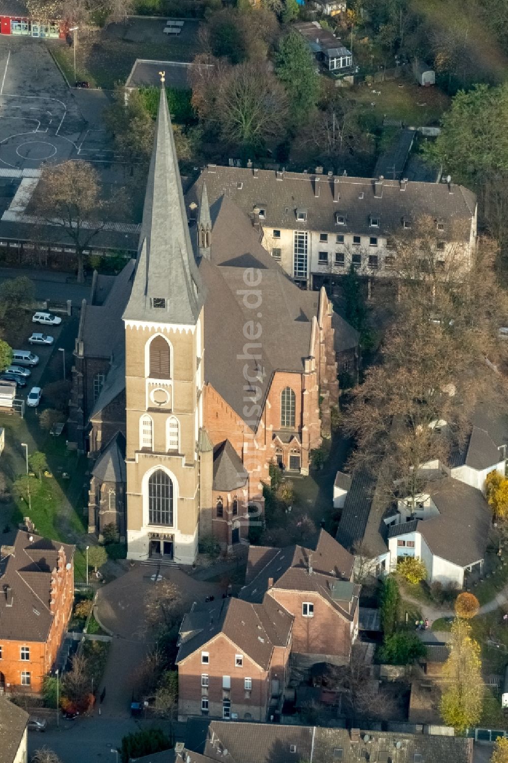 Duisburg von oben - Kirchengebäude der Kirche St. Peter im Ortsteil Marxloh in Duisburg im Bundesland Nordrhein-Westfalen