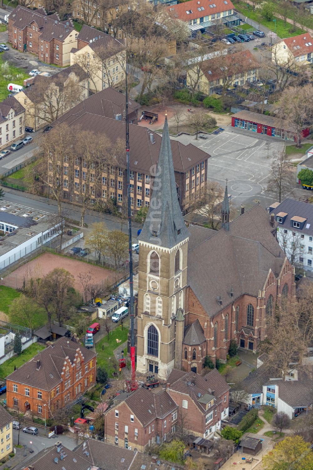 Luftaufnahme Duisburg - Kirchengebäude der Kirche St. Peter im Ortsteil Marxloh in Duisburg im Bundesland Nordrhein-Westfalen