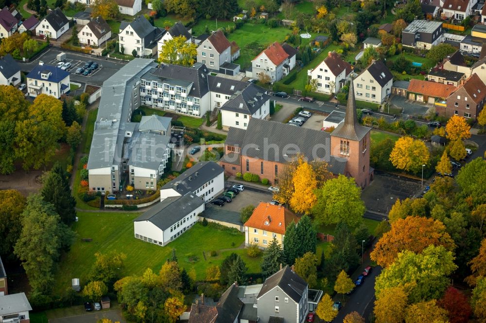 Luftbild Hamm - Kirchengebäude der Kirche Pfarrei St. Peter und Paul und Altenheim St. Josef im herbstlichen Stadtteil Herringen in Hamm im Bundesland Nordrhein-Westfalen