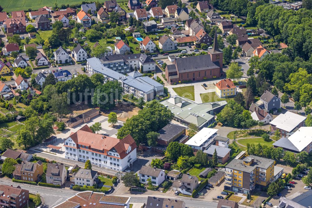 Hamm von oben - Kirchengebäude der Kirche Pfarrei St. Peter und Paul und Altenheim St. Josef im herbstlichen Stadtteil Herringen in Hamm im Bundesland Nordrhein-Westfalen