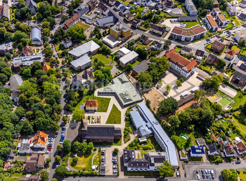 Luftaufnahme Hamm - Kirchengebäude der Kirche Pfarrei St. Peter und Paul und Altenheim St. Josef im herbstlichen Stadtteil Herringen in Hamm im Bundesland Nordrhein-Westfalen