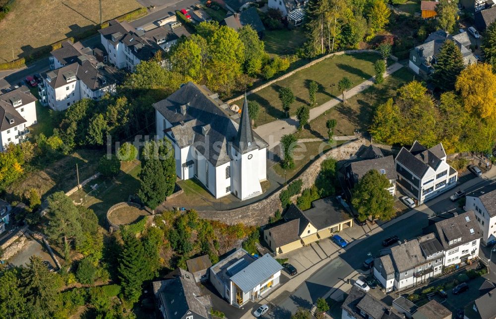 Burbach aus der Vogelperspektive: Kirchengebäude der Kirche am Römer in Burbach im Bundesland Nordrhein-Westfalen, Deutschland