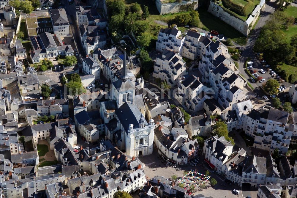 Luftbild Saumur - Kirchengebäude der Kirche Saint-Pierre im Altstadt- Zentrum in Saumur in Pays de la Loire, Frankreich