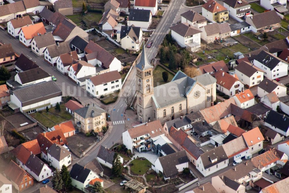 Luftbild Karlsdorf-Neuthard - Kirchengebäude der Kirche St. Sebastian in der Dorfmitte in Karlsdorf-Neuthard im Bundesland Baden-Württemberg