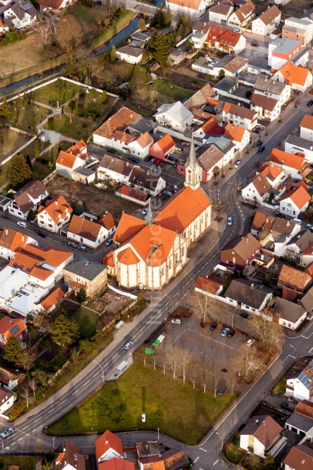 Karlsdorf-Neuthard aus der Vogelperspektive: Kirchengebäude der Kirche St. Sebastian in der Dorfmitte in Karlsdorf-Neuthard im Bundesland Baden-Württemberg, Deutschland