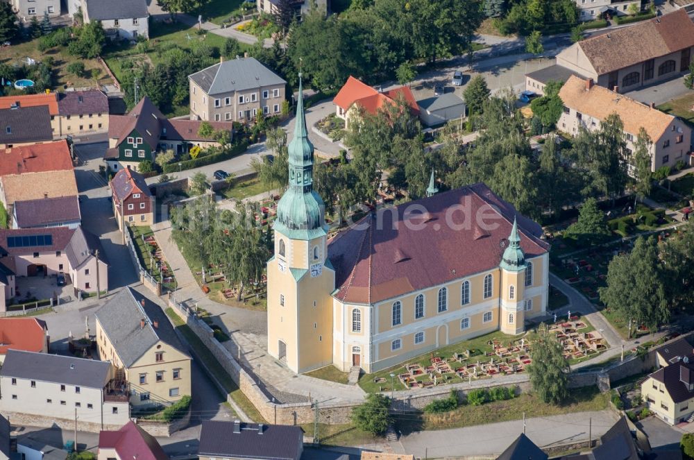 Luftaufnahme Crostwitz - Kirchengebäude Kirche St. Simon und Juda , Crostwitz im Altstadt- Zentrum in Crostwitz im Bundesland Sachsen, Deutschland