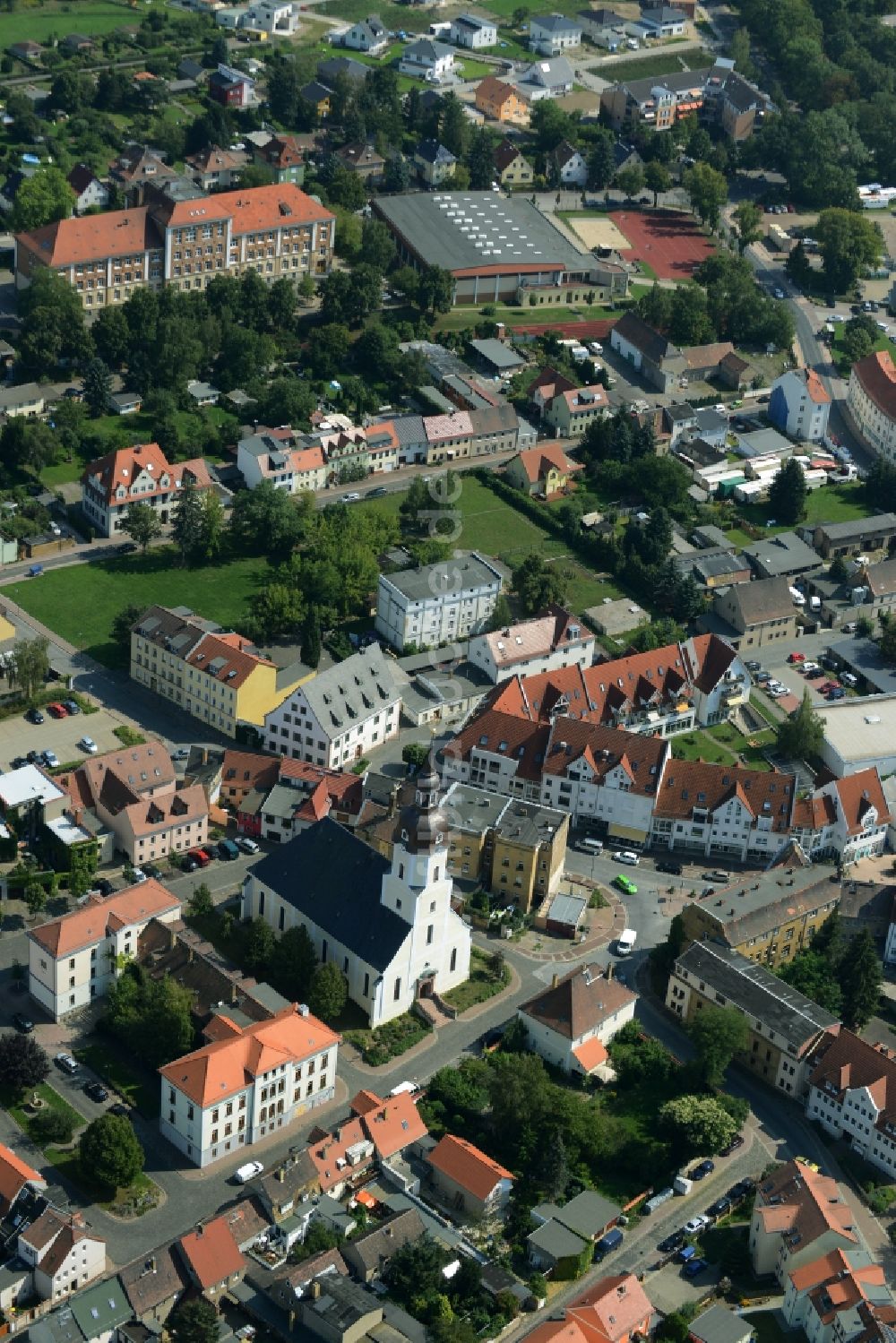 Taucha aus der Vogelperspektive: Kirchengebäude der Kirche St.Moritz im Altstadt- Zentrum von Taucha im Bundesland Sachsen