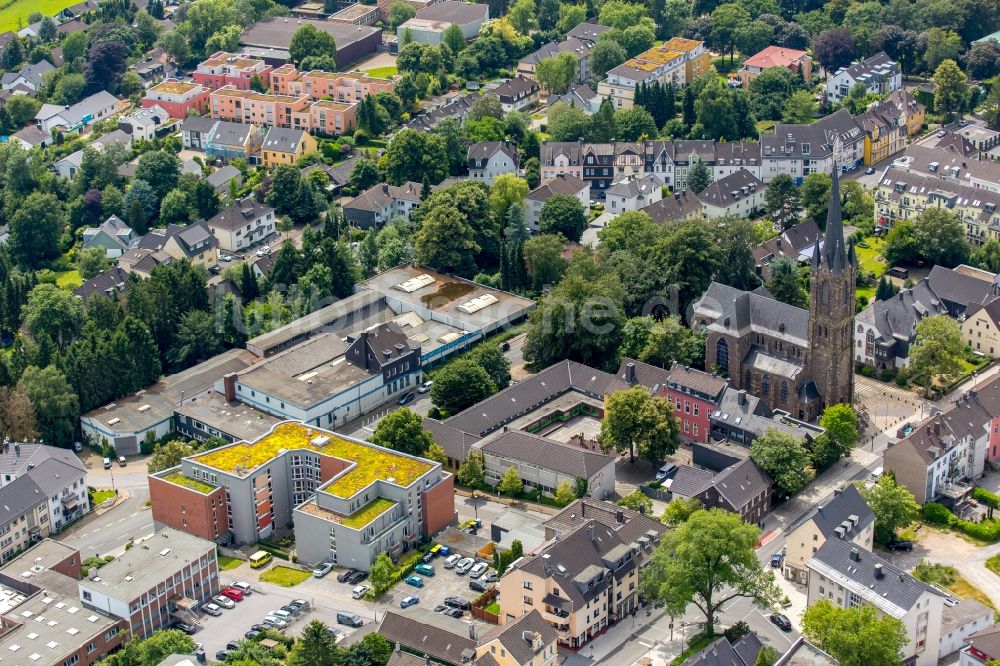 Heiligenhaus von oben - Kirchengebäude der Kirche St. Suitbertus an der Hauptstraße in Heiligenhaus im Bundesland Nordrhein-Westfalen