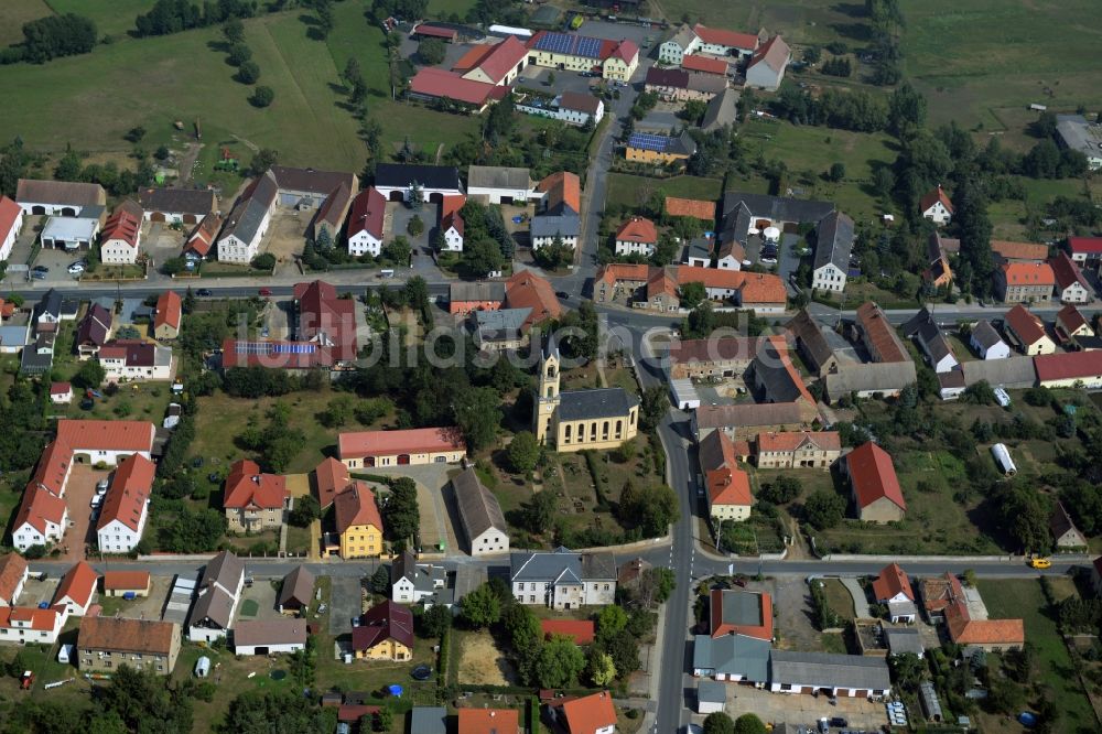 Wildenhain von oben - Kirchengebäude der Kirche in Wildenhain im Bundesland Sachsen