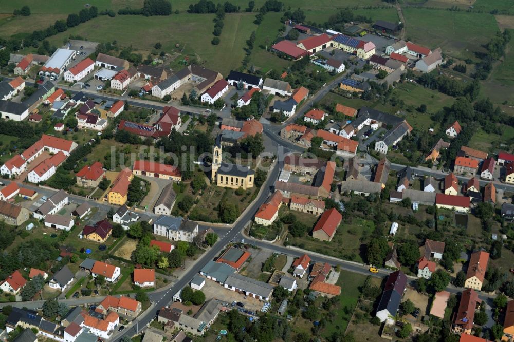 Wildenhain von oben - Kirchengebäude der Kirche in Wildenhain im Bundesland Sachsen