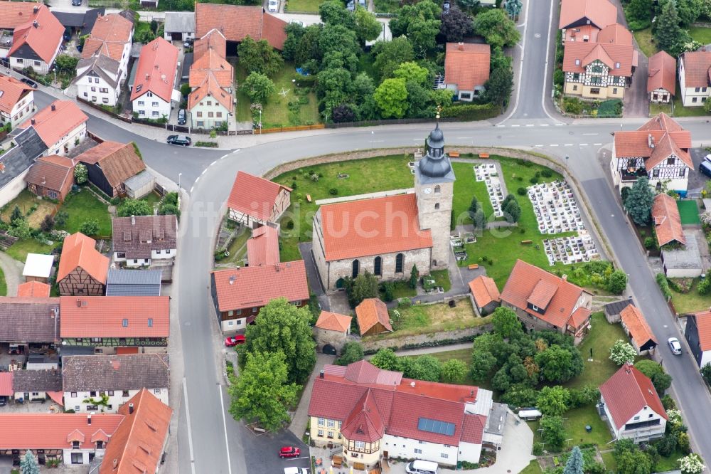 Luftaufnahme Obermaßfeld-Grimmenthal - Kirchengebäude der Kirchenburg Obermaßfeld im Altstadt- Zentrum im Ortsteil Obermaßfeld in Obermaßfeld-Grimmenthal im Bundesland Thüringen, Deutschland