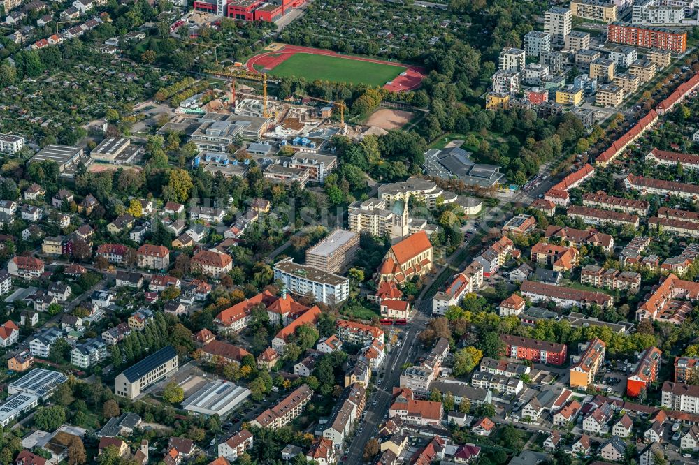 Luftaufnahme Freiburg im Breisgau - Kirchengebäude Kirchengebäude der Katholischen Kirche St.Michael und dem St. Laurentius Pflegeheim Und Betreutes Wohne in Freiburg im Breisgau im Bundesland Baden-Württemberg, Deutschland