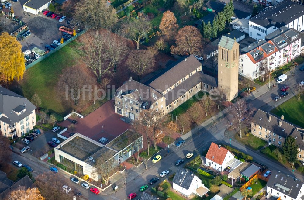 Luftbild Duisburg - Kirchengebäude der Kirchengemeinde St. Dionysius Walsum im Ortsteil Vierlinden in Duisburg im Bundesland Nordrhein-Westfalen