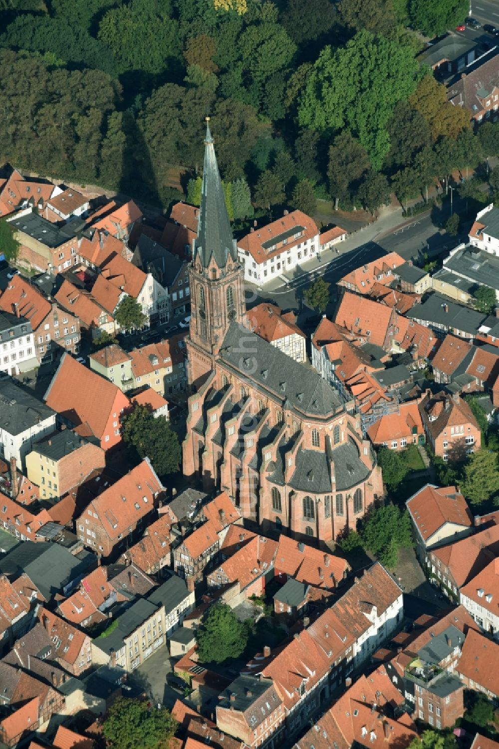 Lüneburg von oben - Kirchengebäude der Kirchengemeinde St. Nicolai in Lüneburg im Bundesland Niedersachsen