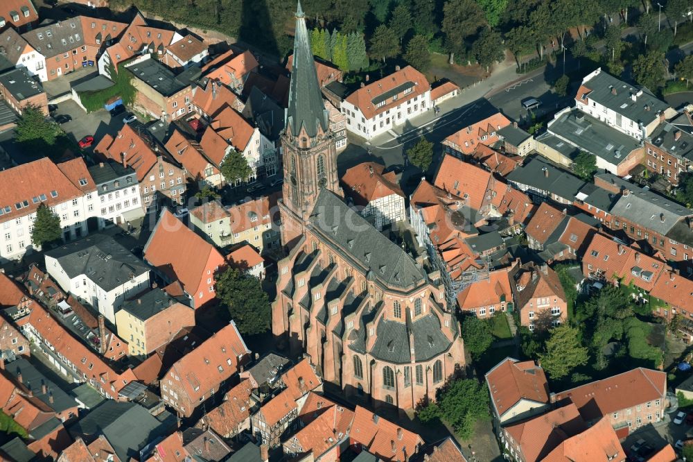 Lüneburg aus der Vogelperspektive: Kirchengebäude der Kirchengemeinde St. Nicolai in Lüneburg im Bundesland Niedersachsen