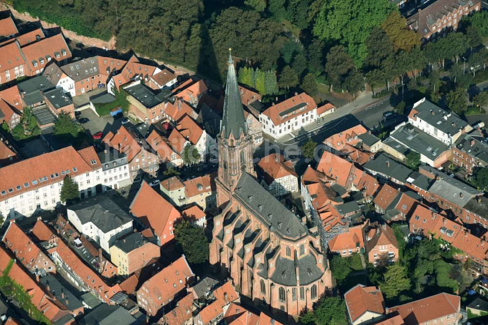 Lüneburg aus der Vogelperspektive: Kirchengebäude der Kirchengemeinde St. Nicolai in Lüneburg im Bundesland Niedersachsen